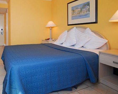 Holiday Inn Express & Suites Nassau Pokoj fotografie